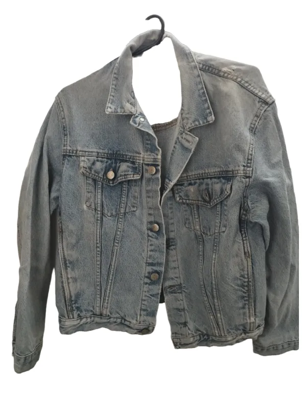 Campera de jean clásica, ideal para un look canchero y versátil. Perfecta para combinar con cualquier outfit.