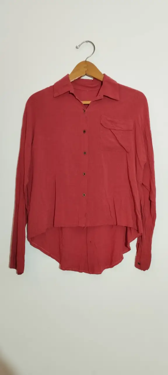 Camisa de manga larga para mujer, color ladrillo, con un bolsillo en el pecho. Ideal para un look casual y versátil.