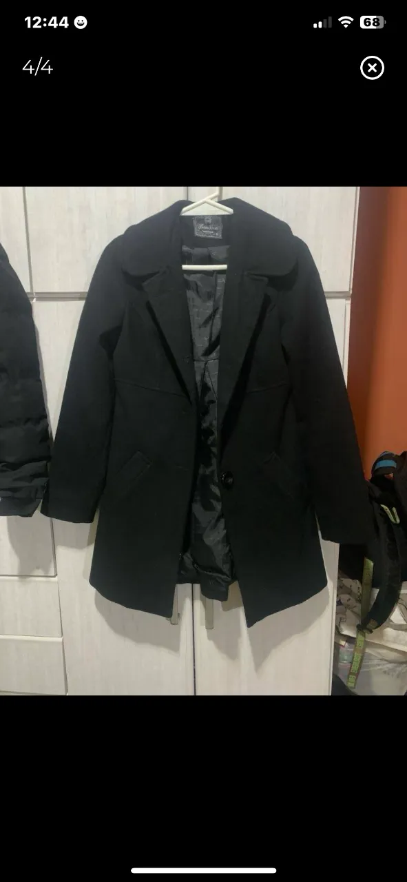 Tapado negro de paño, con cuello solapa y un botón. Ideal para el invierno.