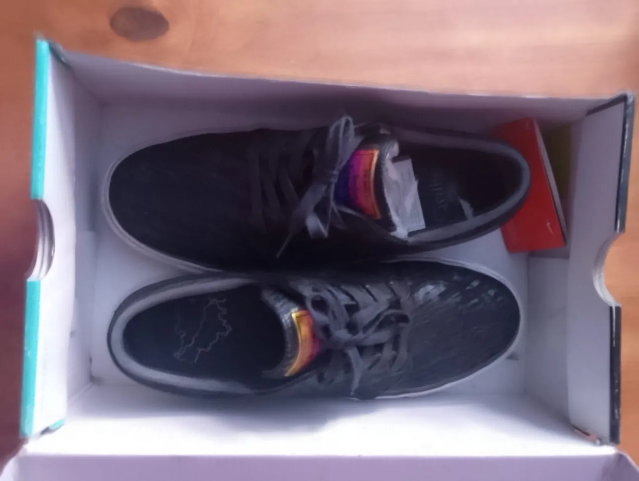 Zapatillas de hombre negras, ideales para uso diario. Diseño moderno y versátil, perfectas para combinar con cualquier outfit casual. Suela blanca .