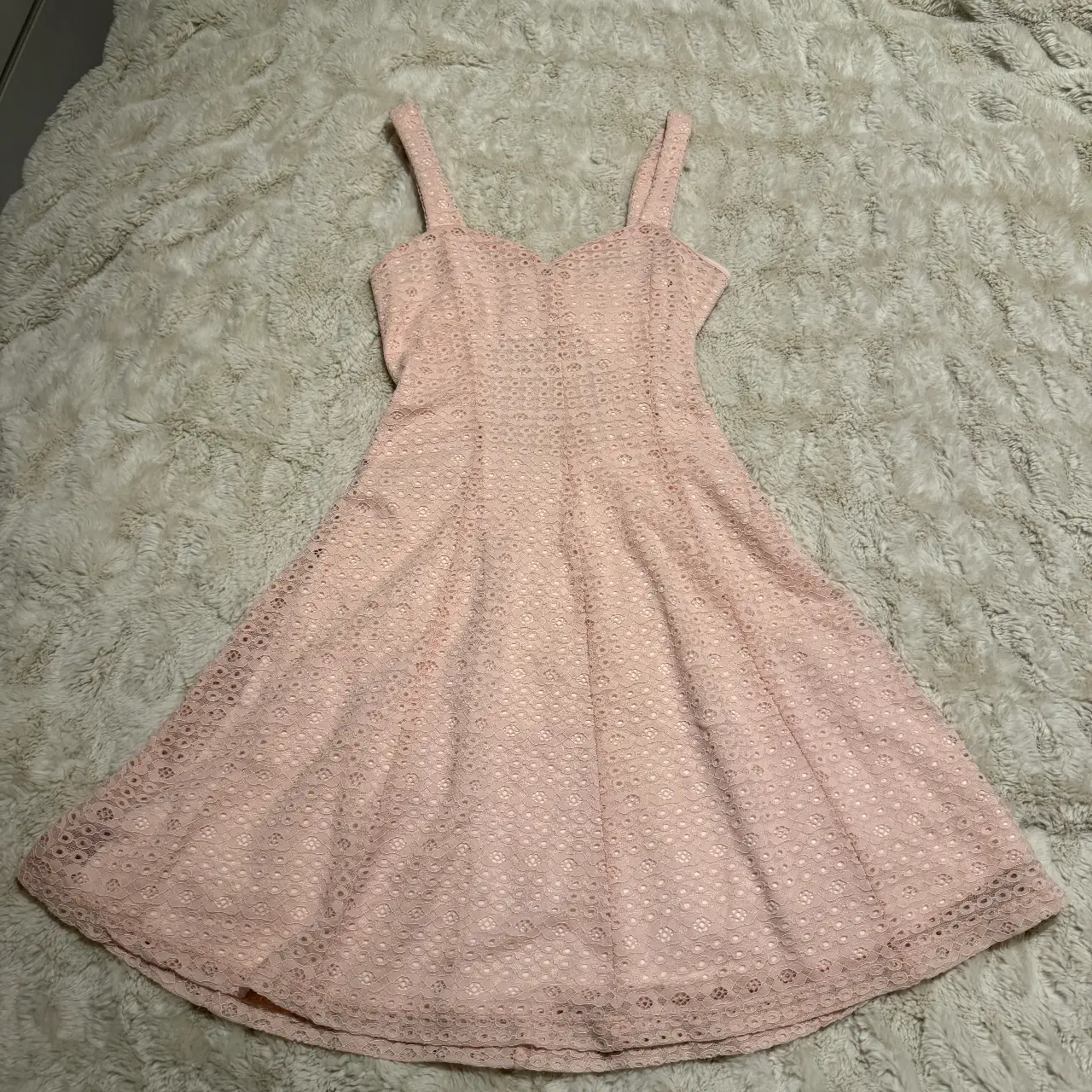 Vestido mini de encaje rosa, con tirantes finos y espalda descubierta. Ideal para una salida o evento especial.