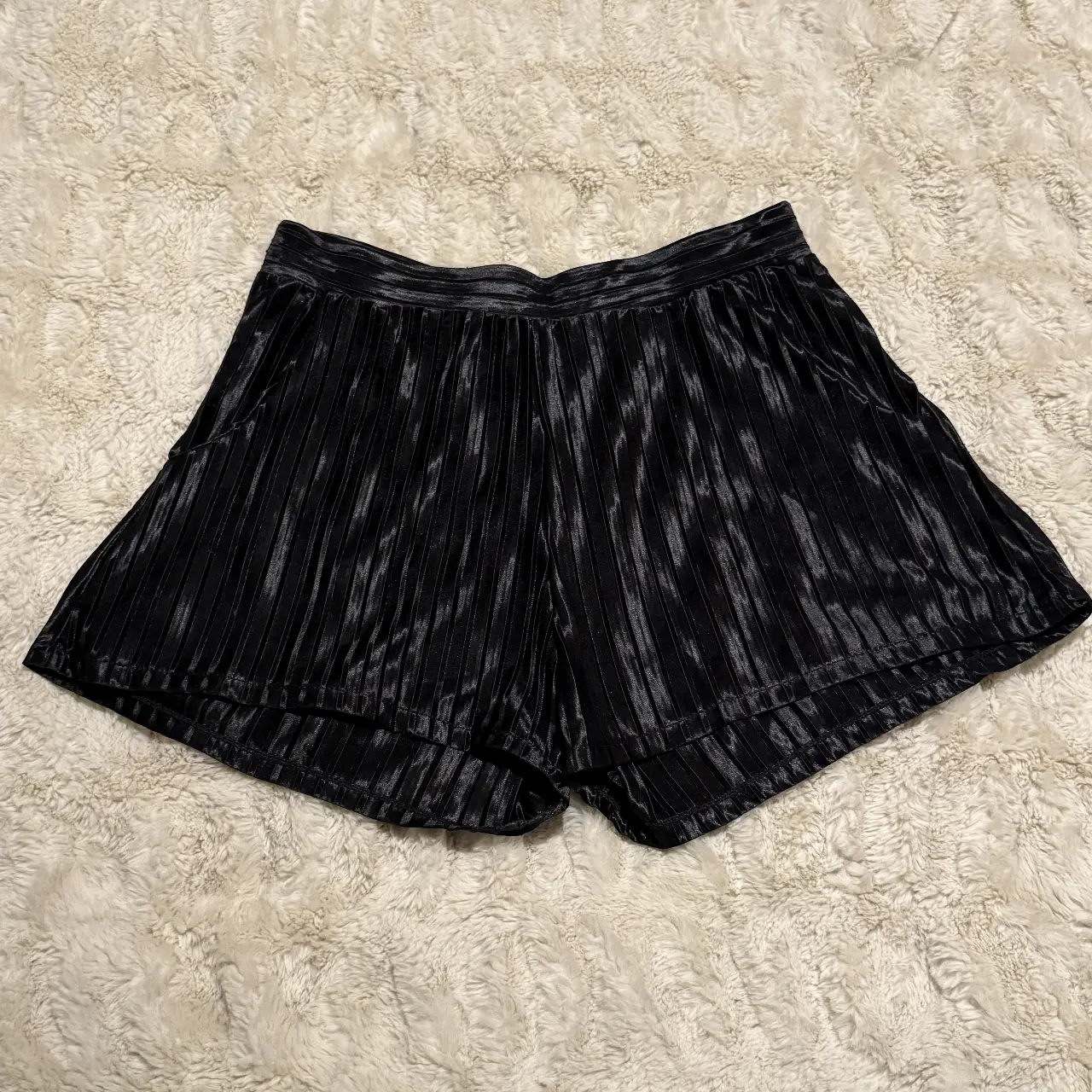 Short negro plisado, ideal para un look elegante y cómodo. Perfecto para salidas o eventos especiales.