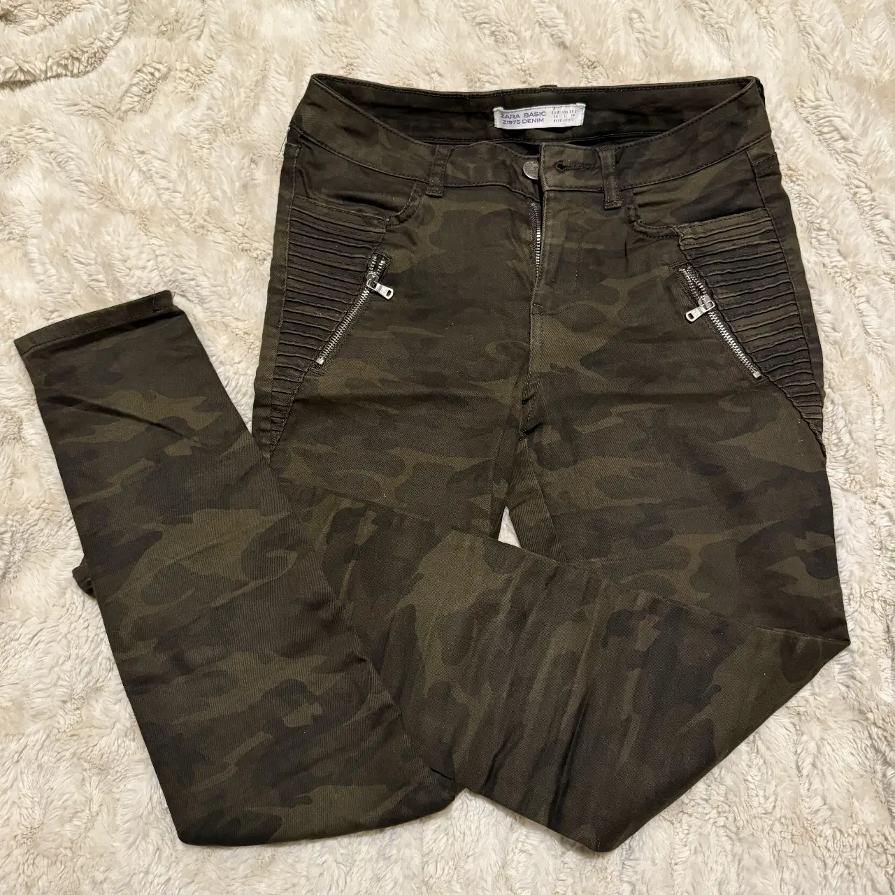 Pantalón de mujer Zara Basic, estilo camuflado, con detalles de cierre en los laterales y un diseño moderno. Ideal para un look casual y a la moda.