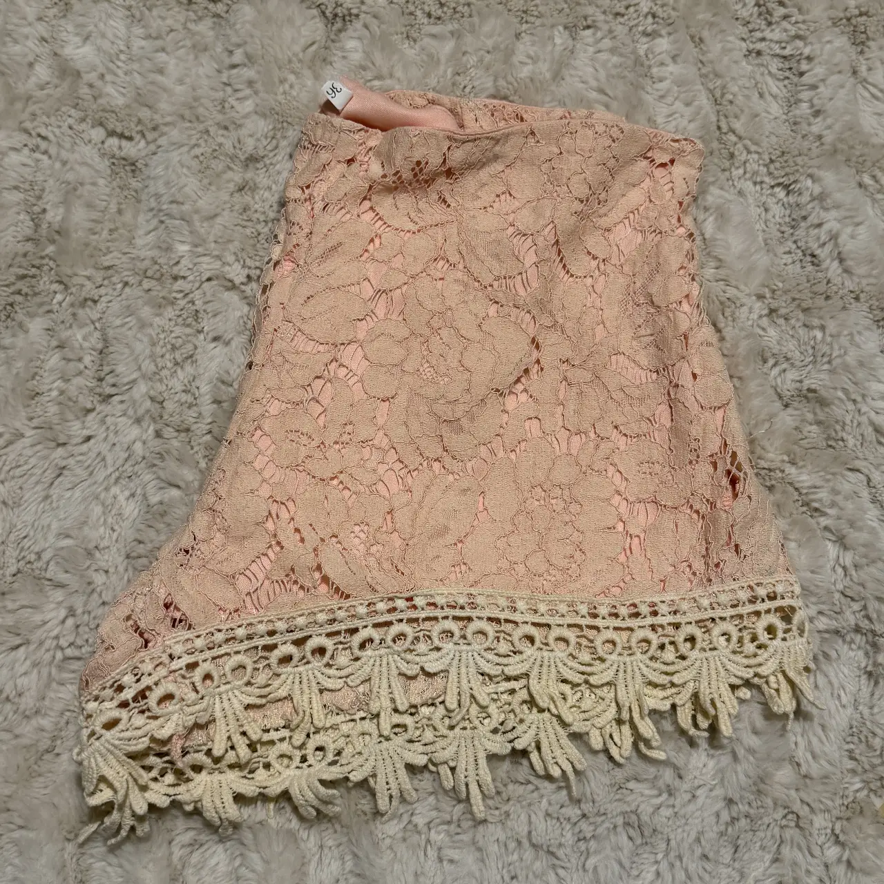 Short de encaje rosa, ideal para un look romántico y fresco. Perfecto para el verano, este short combina estilo y comodidad.