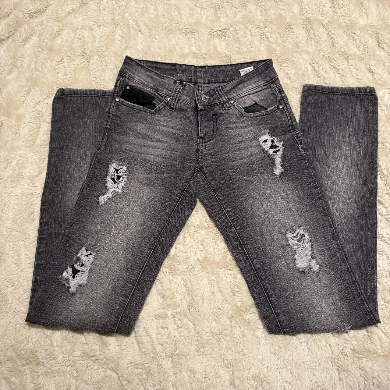 Jeans de mujer grises con roturas, talle 24. Marca Sweet Jeans.