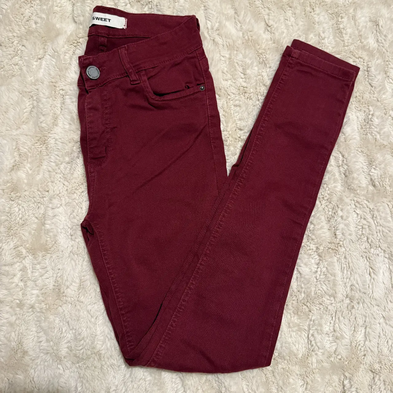 Jeans chupín de mujer, color bordó. Marca Sweet, tiro alto.