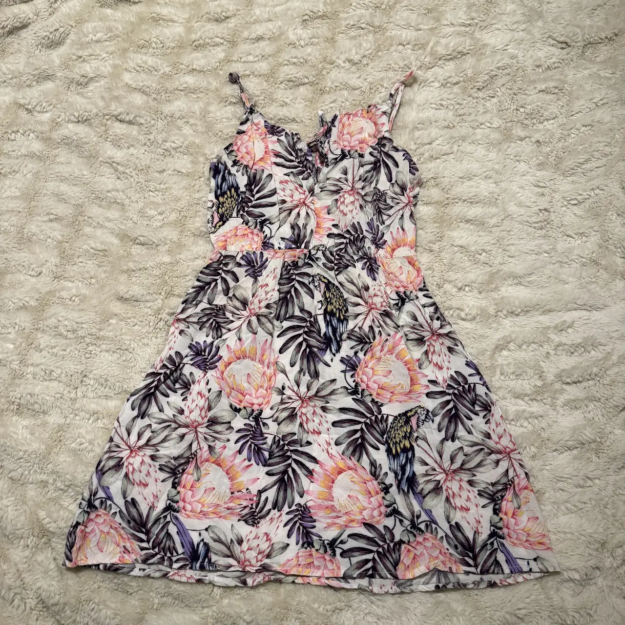 Vestido H&M mini de mujer con estampado floral, escote en V y tirantes finos. Ideal para el verano, este vestido es perfecto para un look casual y fresco.