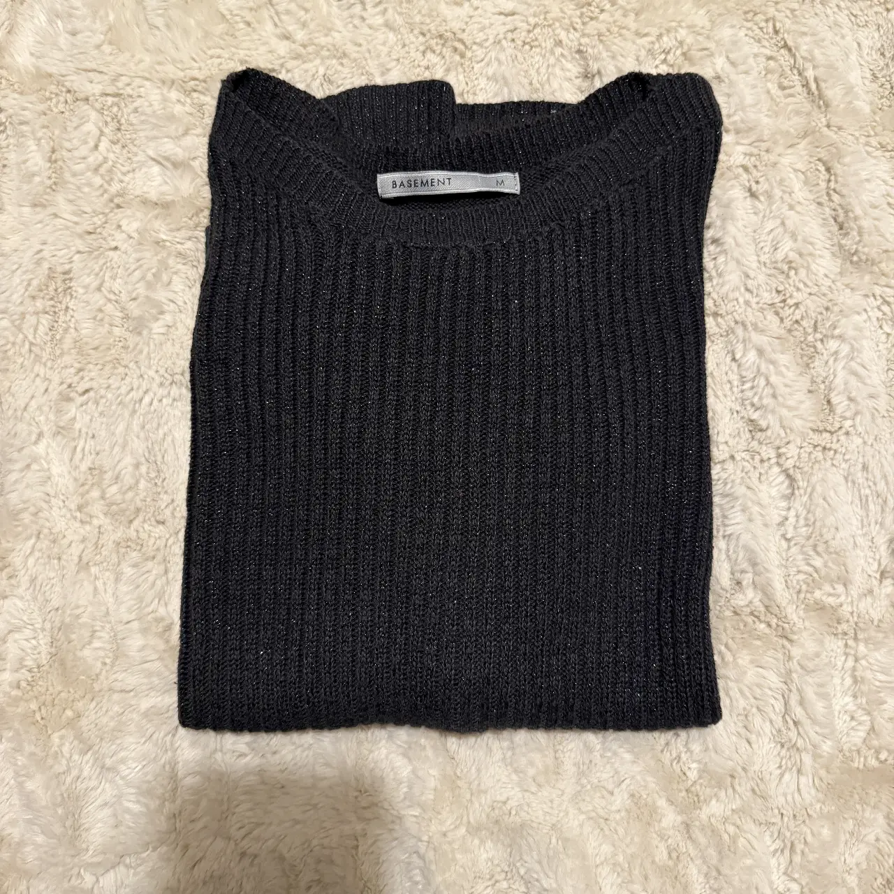 Sweater Basement largo de punto negro, con cuello redondo y detalle de brillos lurex. Ideal para un look casual y abrigado.