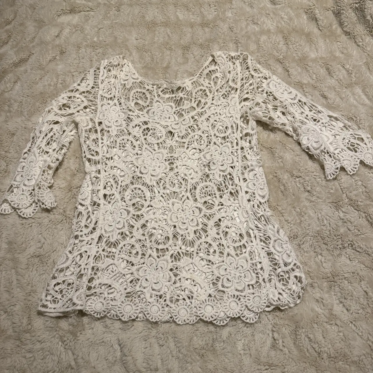 Blusa de encaje blanca, ideal para un look bohemio y romántico. Confeccionada en 100% algodón, esta blusa de manga larga es perfecta para la primavera y el verano. Su diseño artesanal y estilo casual la hacen ideal para salidas y ocasiones especiales.