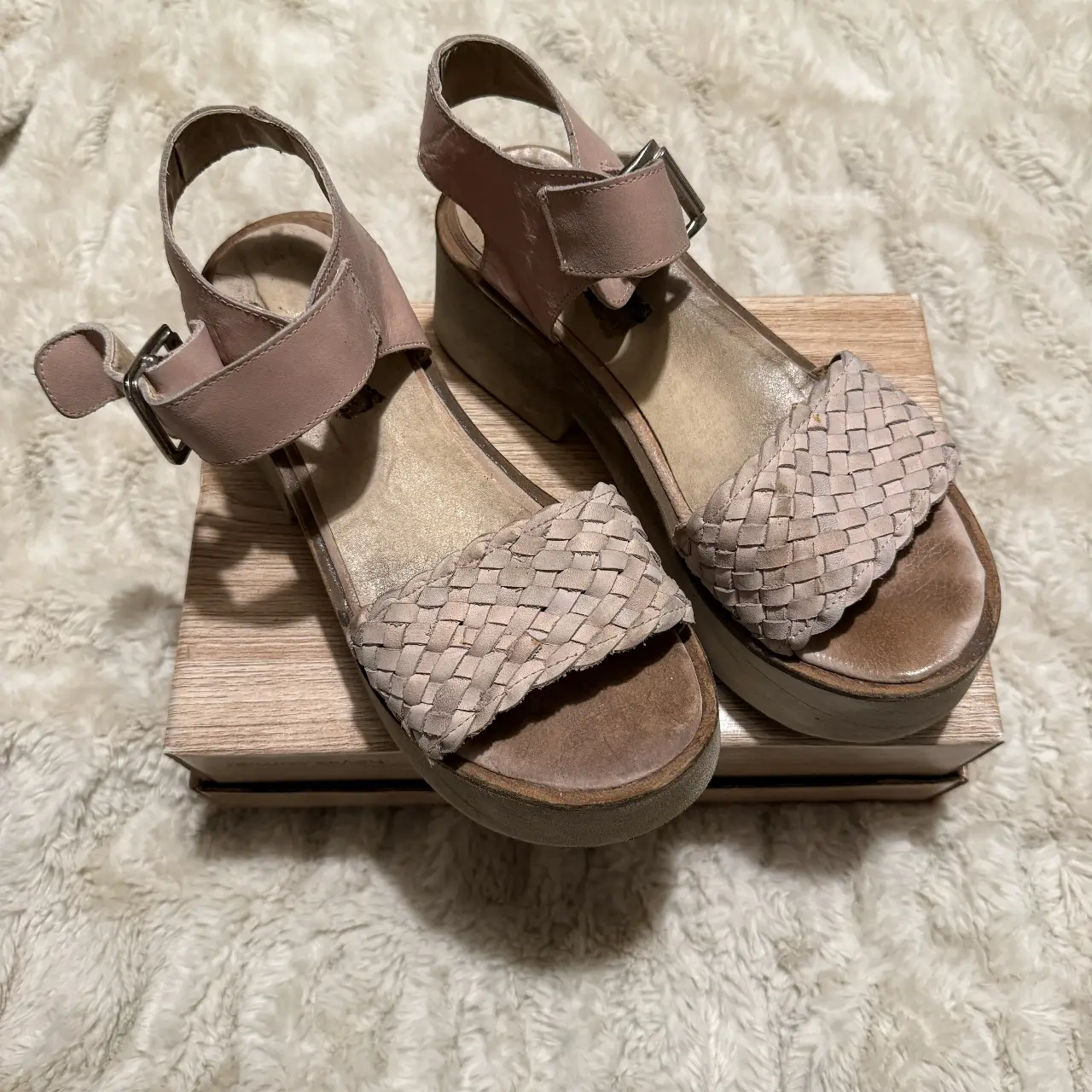 Sandalias de plataforma color rosa con detalles trenzados en la parte delantera. Ideales para un look casual y cómodo. Súper livianas.