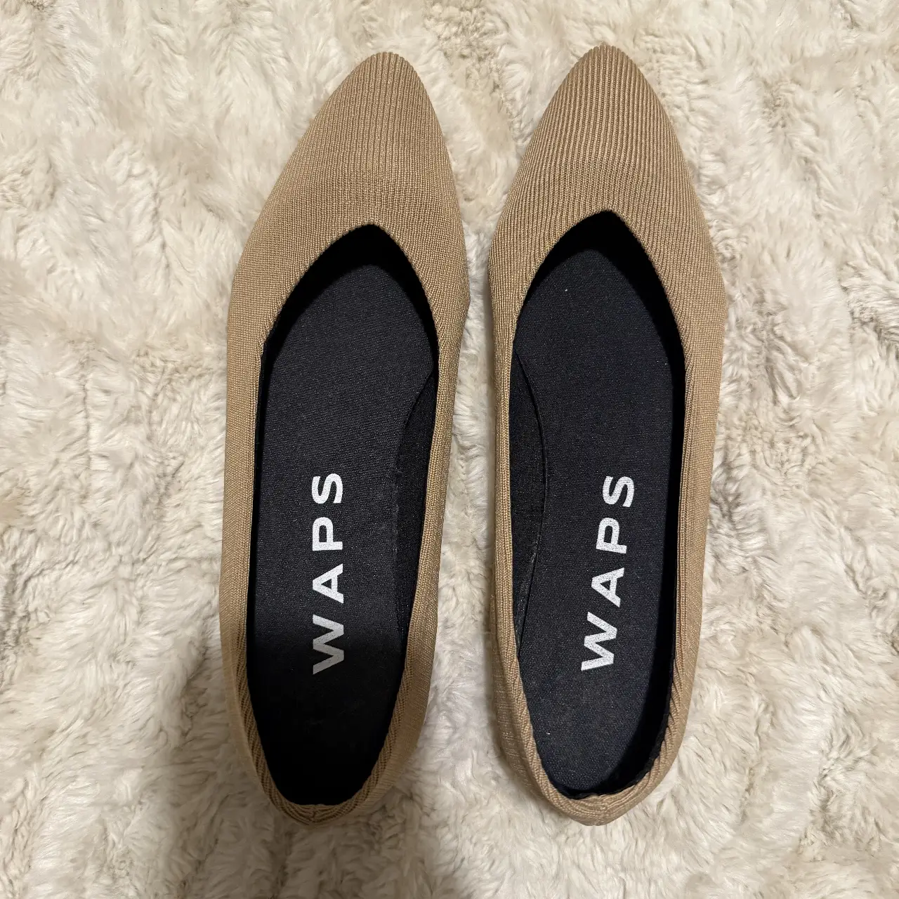 Ballerinas de tejido color crudo, ideales para un look casual y cómodo. Con suela negra y detalle de la marca WAPS en la plantilla. 1 solo uso.