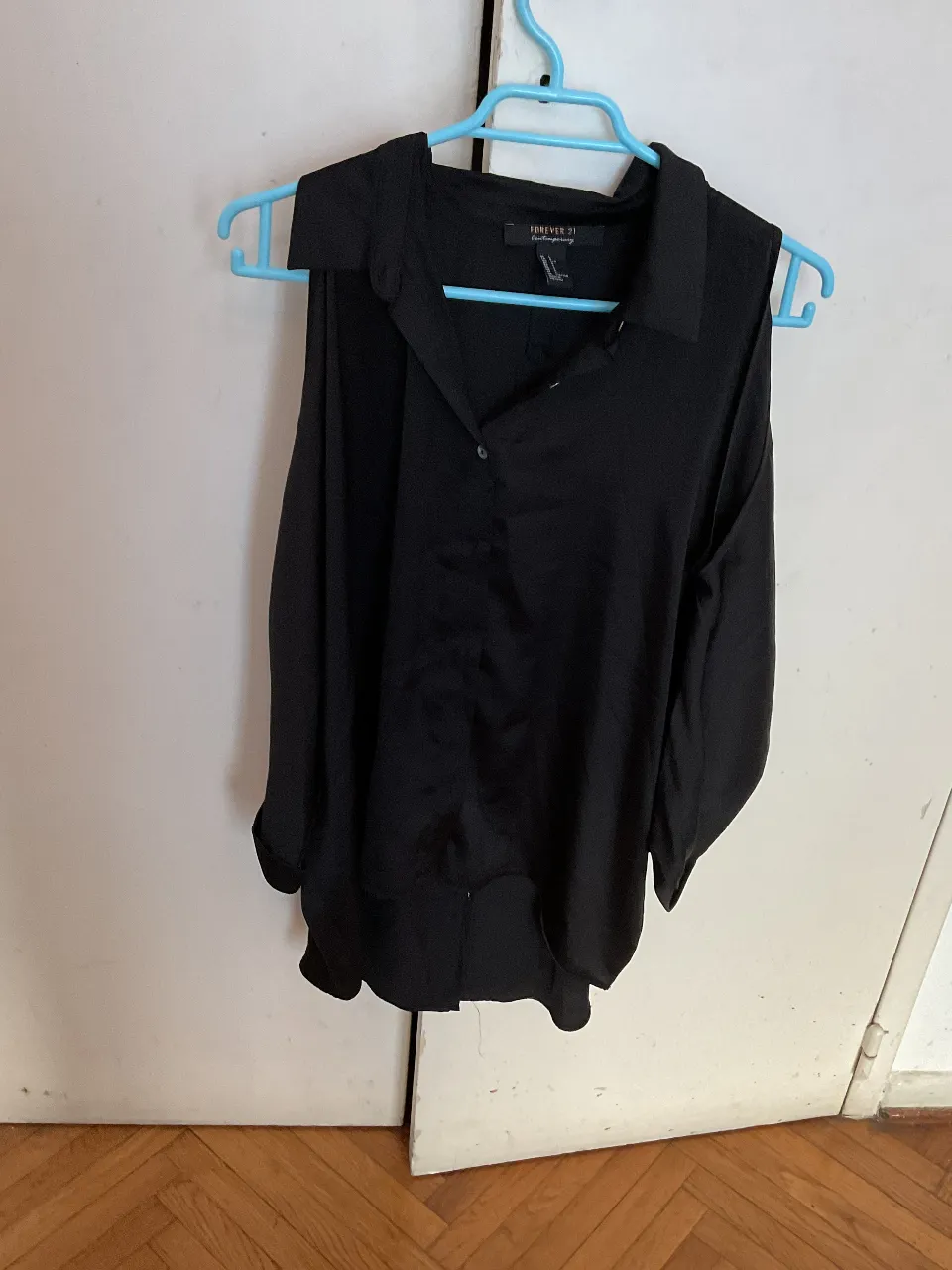Blusa negra de Forever 21, con mangas 3/4 y hombros descubiertos. Ideal para un look elegante y moderno.
