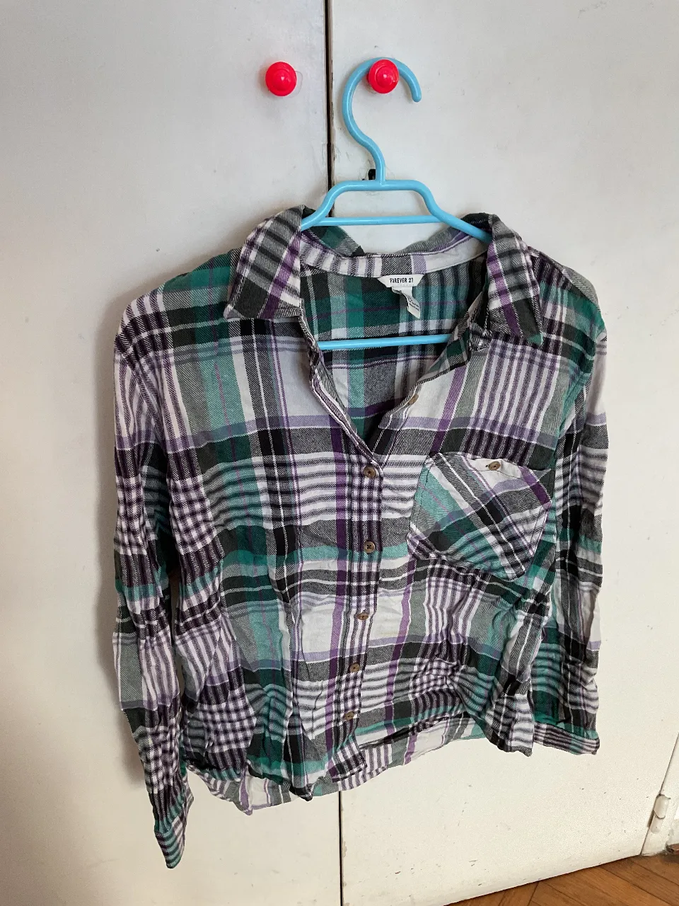 Camisa a cuadros de franela para mujer, manga larga, con bolsillo en el pecho. Ideal para un look casual y cómodo.