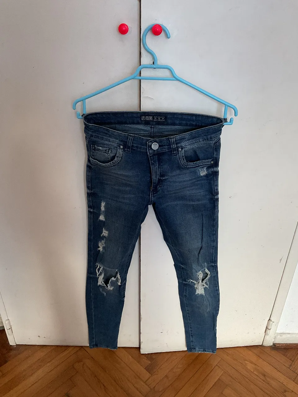 Jeans de mujer Zara Basic, tiro medio, con roturas en las rodillas. Talle 32, de denim. Ideal para un look casual y moderno. con detalles!!