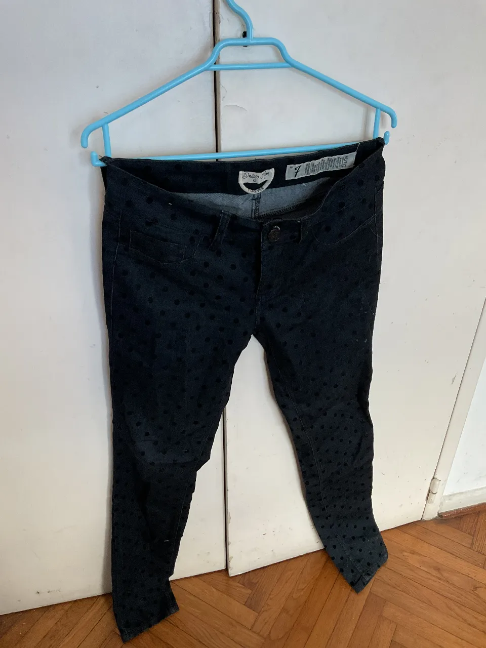 Jeans de mujer Indigo Rein con diseño de lunares en relieve. Talle 7. Tiro bajo, ideal para un look casual y moderno. con detalles!!