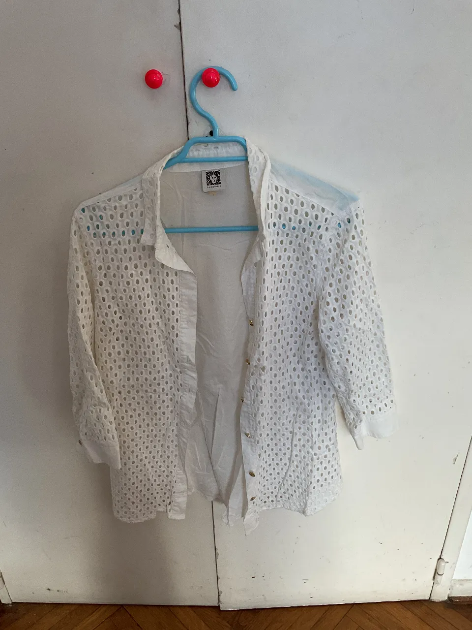 Camisa blanca con detalles calados, manga 3/4 y botones dorados. Ideal para un look fresco y elegante. con detalles!!
