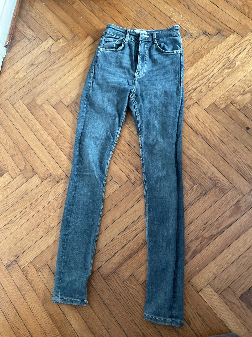 Jeans de mujer tiro alto, color azul, de la marca Zara. Talle 34 EUR, 2 USA, hechos en Bangladesh. Un clásico para cualquier ocasión.