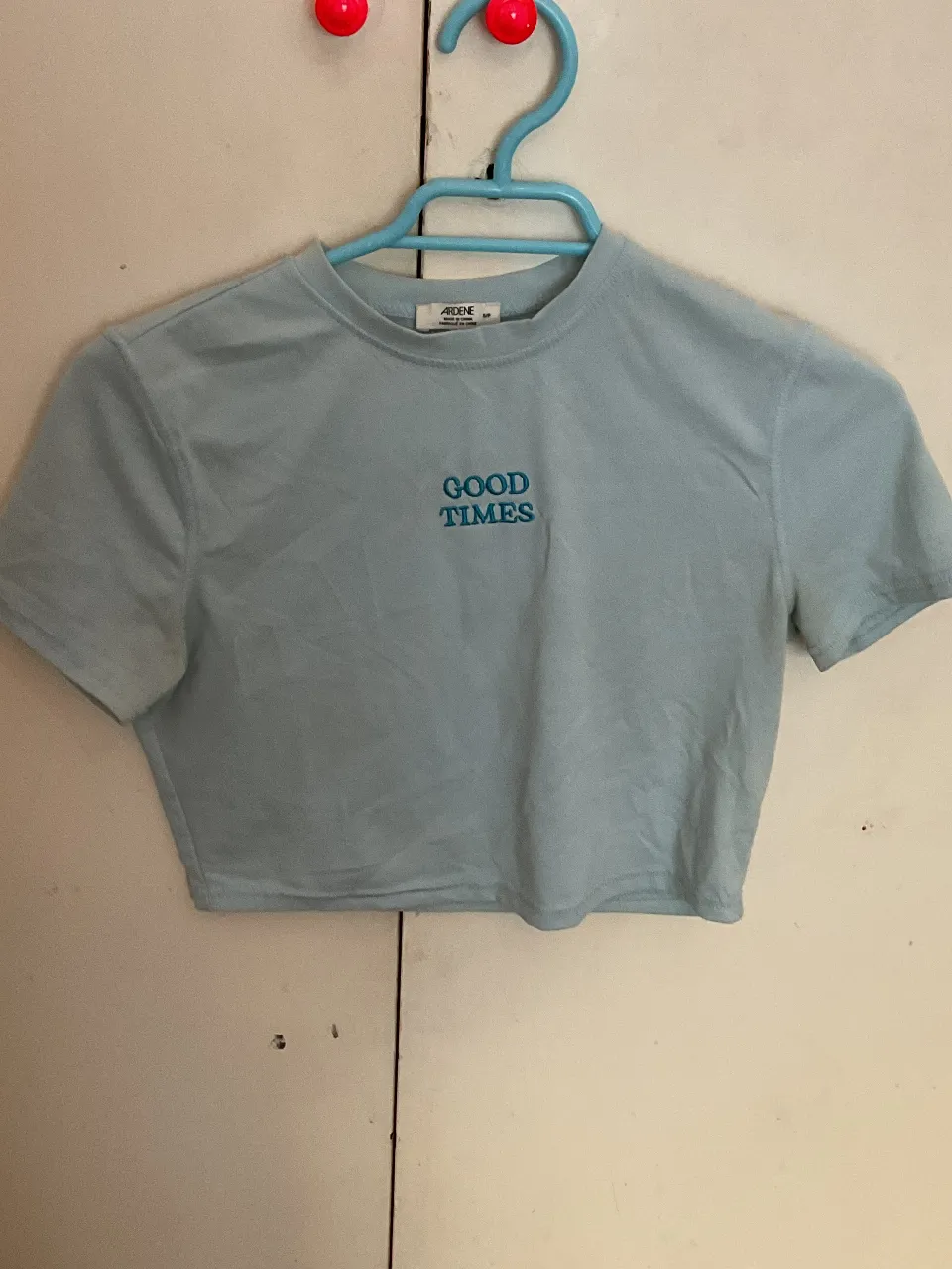 Remera crop celeste con estampado "GOOD TIMES". Ideal para un look casual y fresco. con detalles 