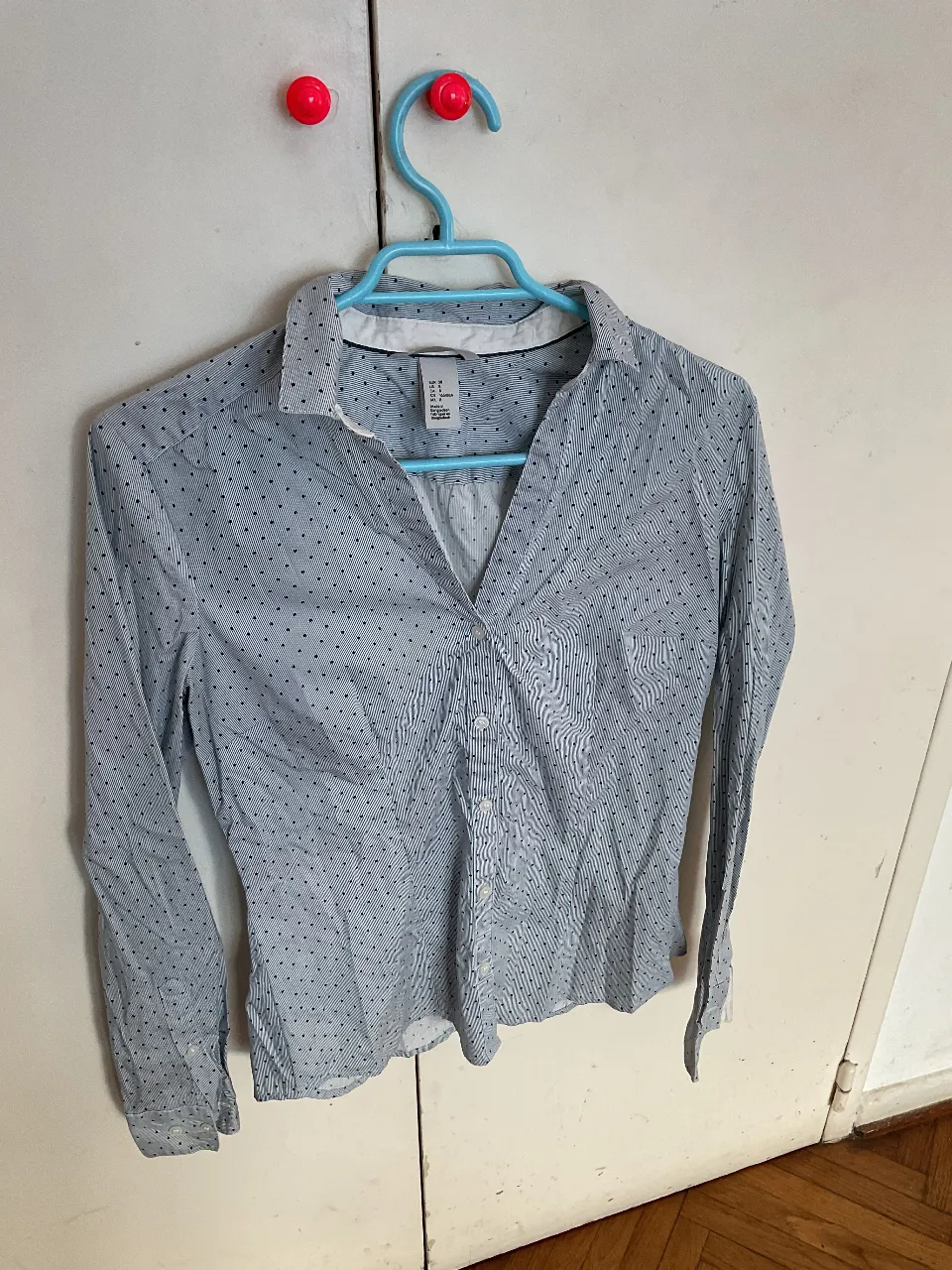 Camisa de mujer a rayas celeste y blanca con lunares. Manga larga, cuello camisero y botones. Ideal para un look casual o de trabajo.