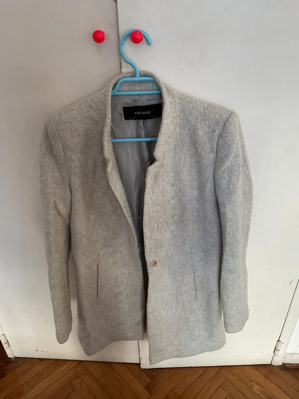 Elegante blazer gris de Zara Basic, ideal para un look sofisticado. Confeccionado en paño, este tapado es perfecto para el invierno. Talle L. con detalles!!