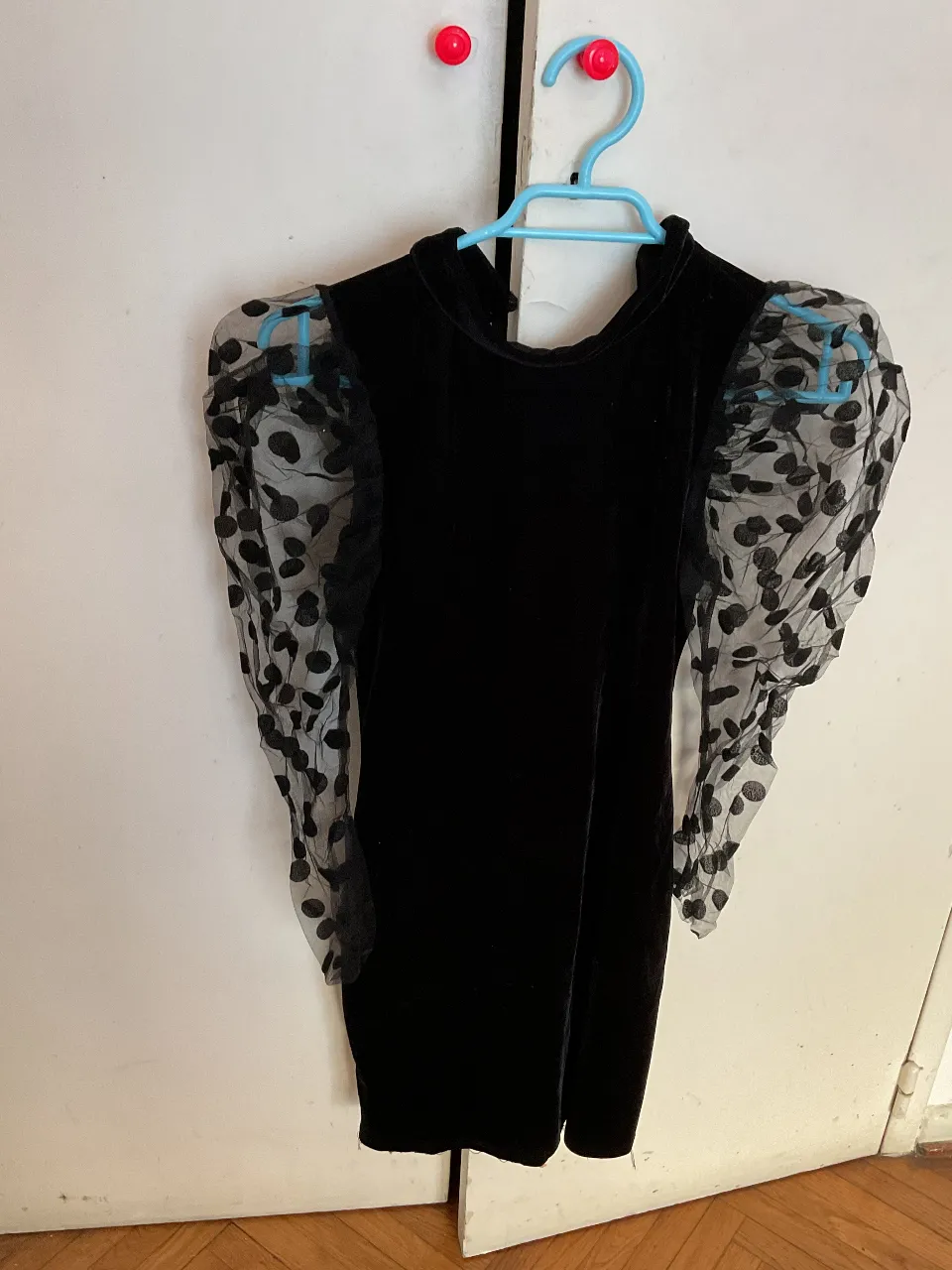 Vestido negro de terciopelo con mangas de tul con lunares. Cuello alto y cierre con botones en la espalda. Marca Zara, talle XS. con detalles!! espalda descubierta 
