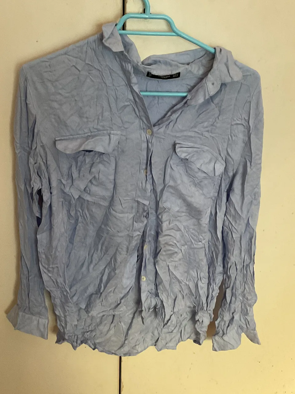 Camisa celeste de manga larga para mujer, con dos bolsillos delanteros y botones. Ideal para un look casual y cómodo. con detalles!!