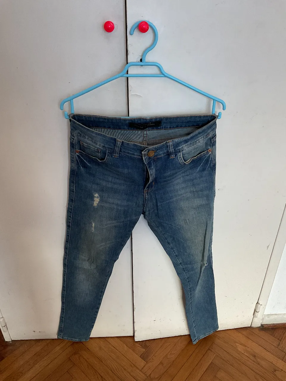 Jeans rectos de mujer, color azul gastado, con detalles de roturas y desgaste. Tiro medio. Marca Try Me Denim. usado y con detalles!!