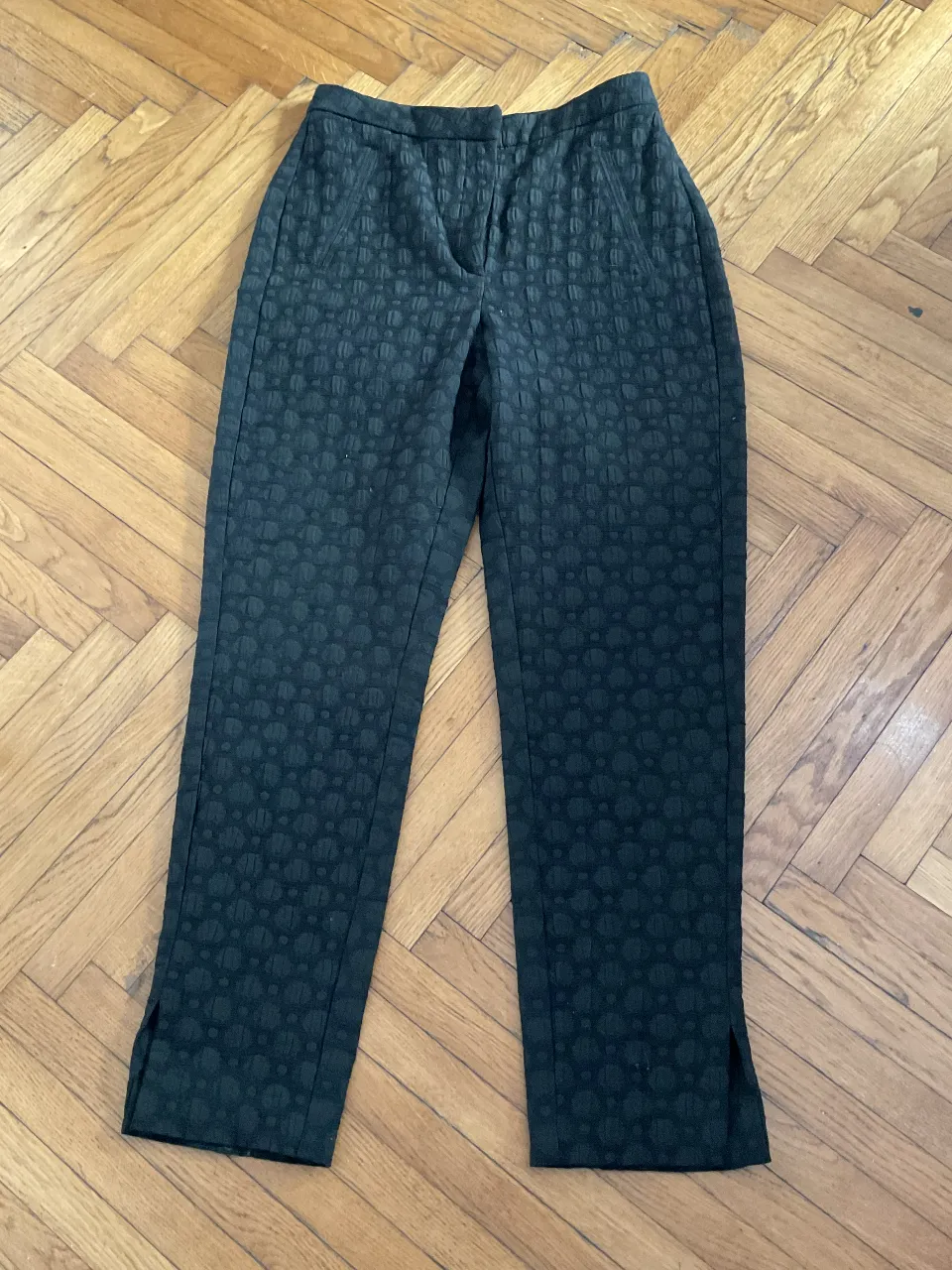 Pantalón sastrero negro con diseño en relieve. Talle 6, de H&M. Ideal para un look elegante y sofisticado.