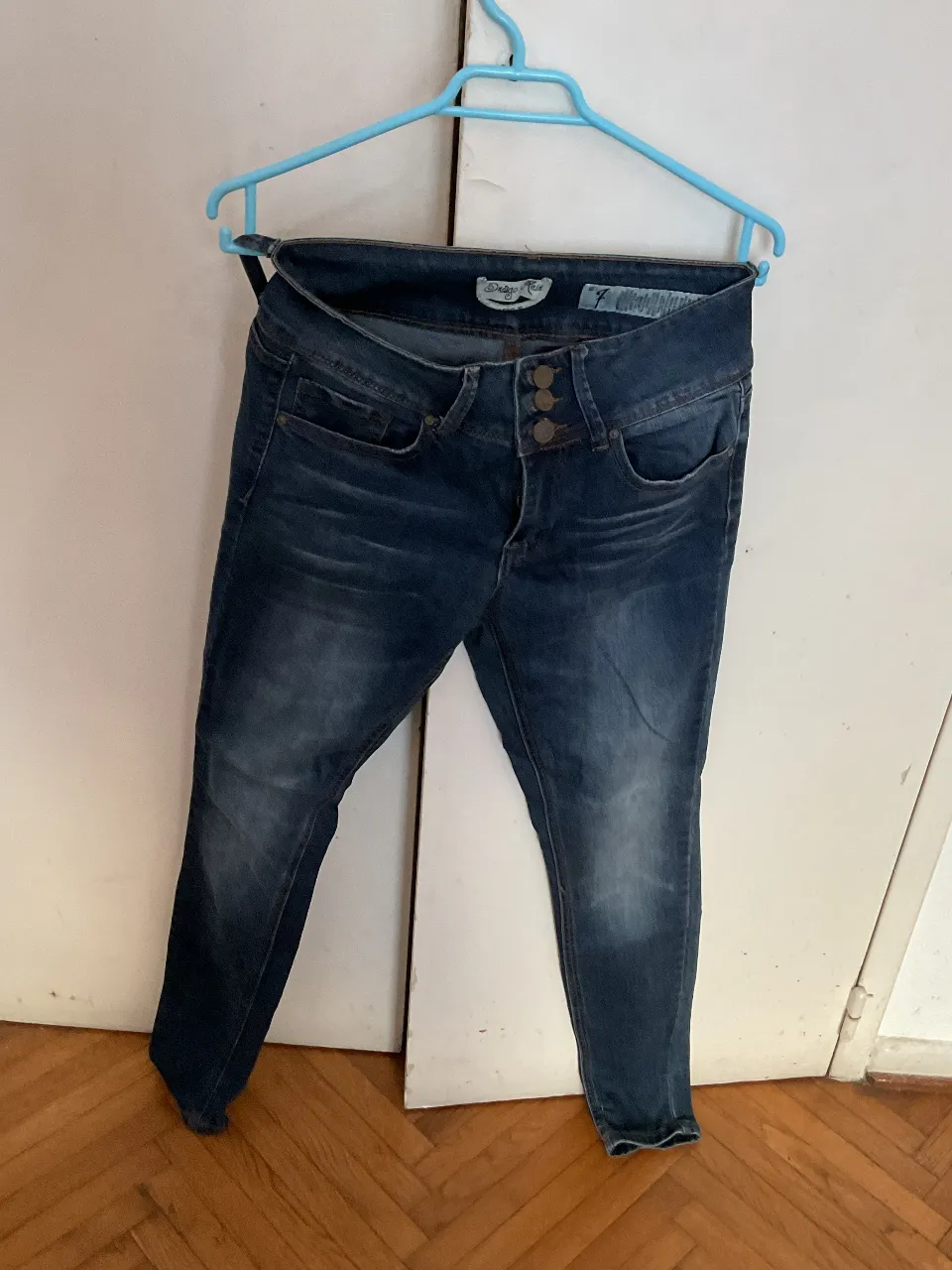 Jeans de mujer tiro alto, con tres botones en la bragueta. Diseño clásico de cinco bolsillos, ideal para un look casual y versátil. y2k