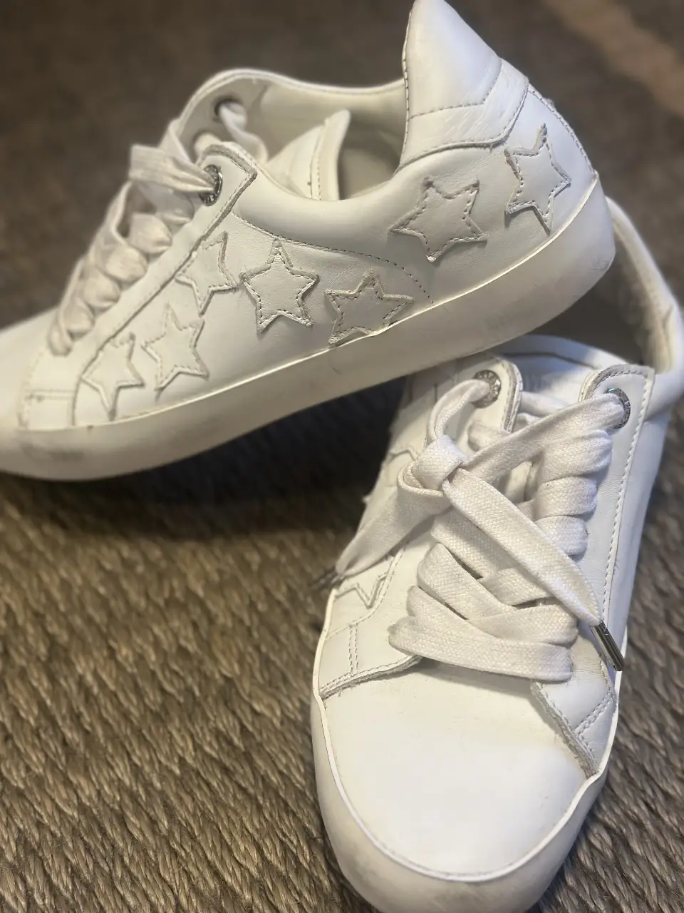 Zadig and Voltaire - Zapatillas blancas con diseño de estrellas en relieve. Ideales para un look casual y moderno. Nuevas sin uso 