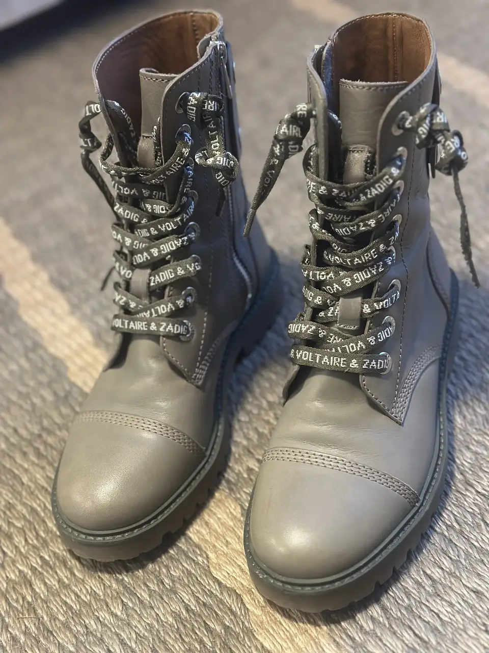 Botines de cuero grises Zadig & Voltaire con cordones y cierre lateral. Ideales para un look urbano y canchero.