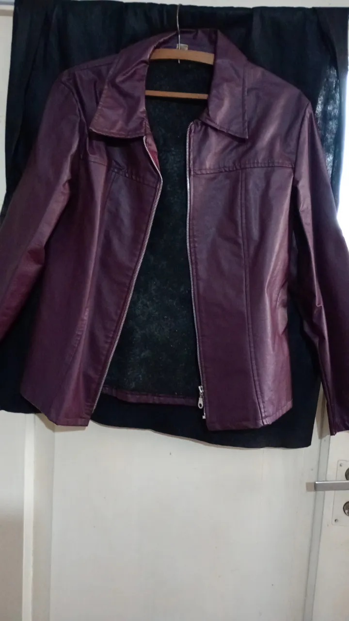 Campera biker de cuero sintético color borgoña, con cierre y cuello solapa. Ideal para un look moderno y audaz.