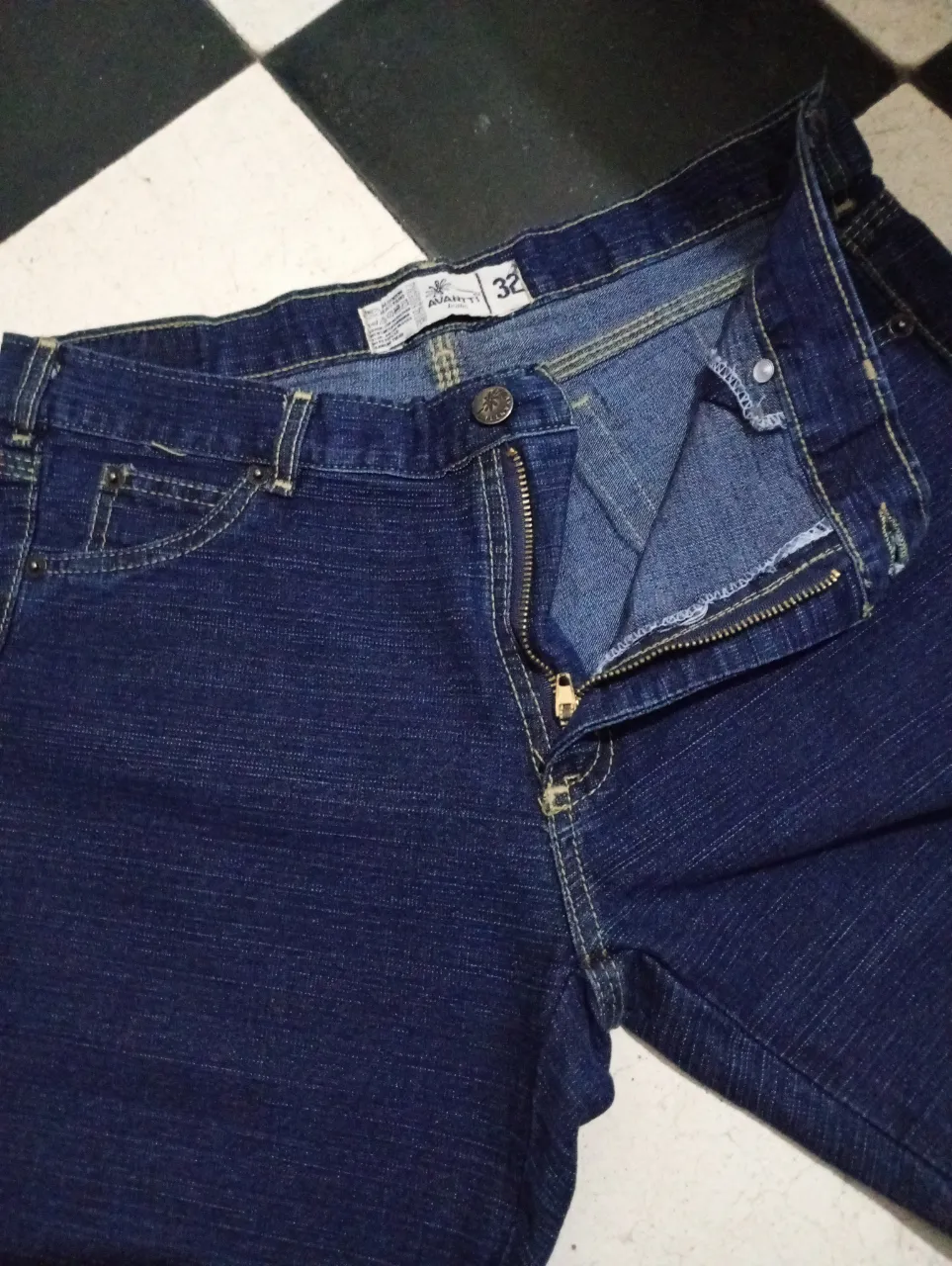 Jeans de mujer, corte recto, color azul oscuro. Talle 32. Ideal para un look casual y versátil.