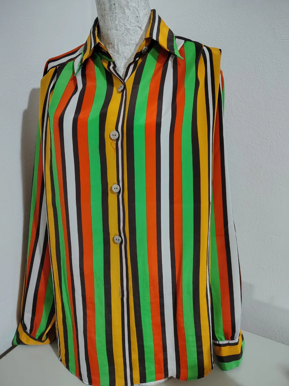 Camisa vintage a rayas multicolor, ideal para un look retro y llamativo. Perfecta para darle un toque único a tu outfit.