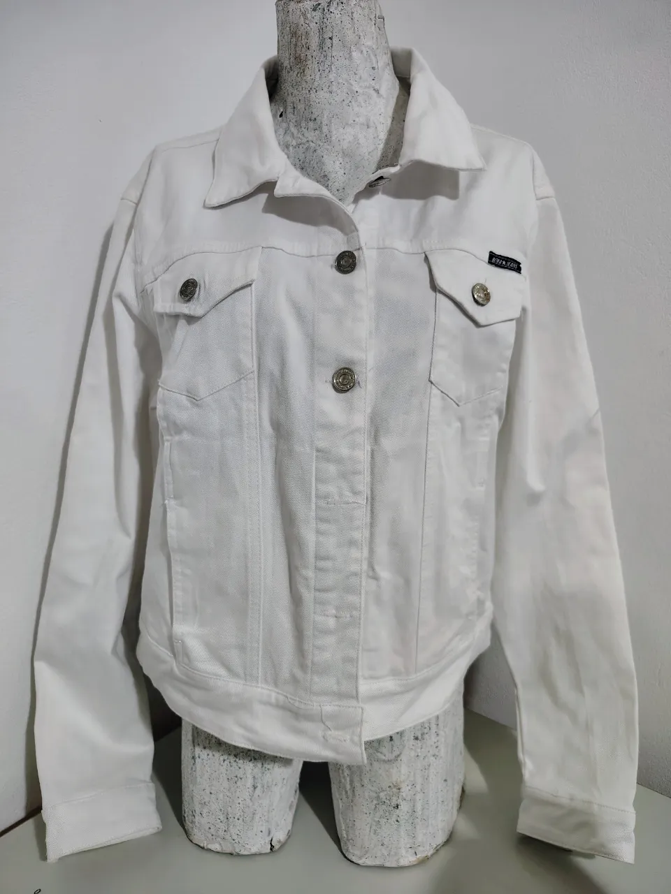 Campera de jean blanca, ideal para un look canchero y versátil. Perfecta para combinar con cualquier outfit.