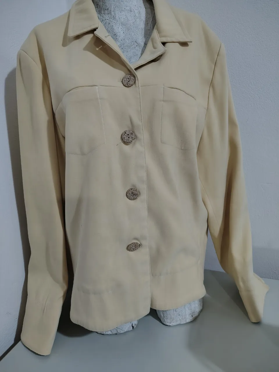 chaqueta de vestir color amarillo sueca, con botones  y bolsillos frontales. Ideal para un look elegante y sofisticado.