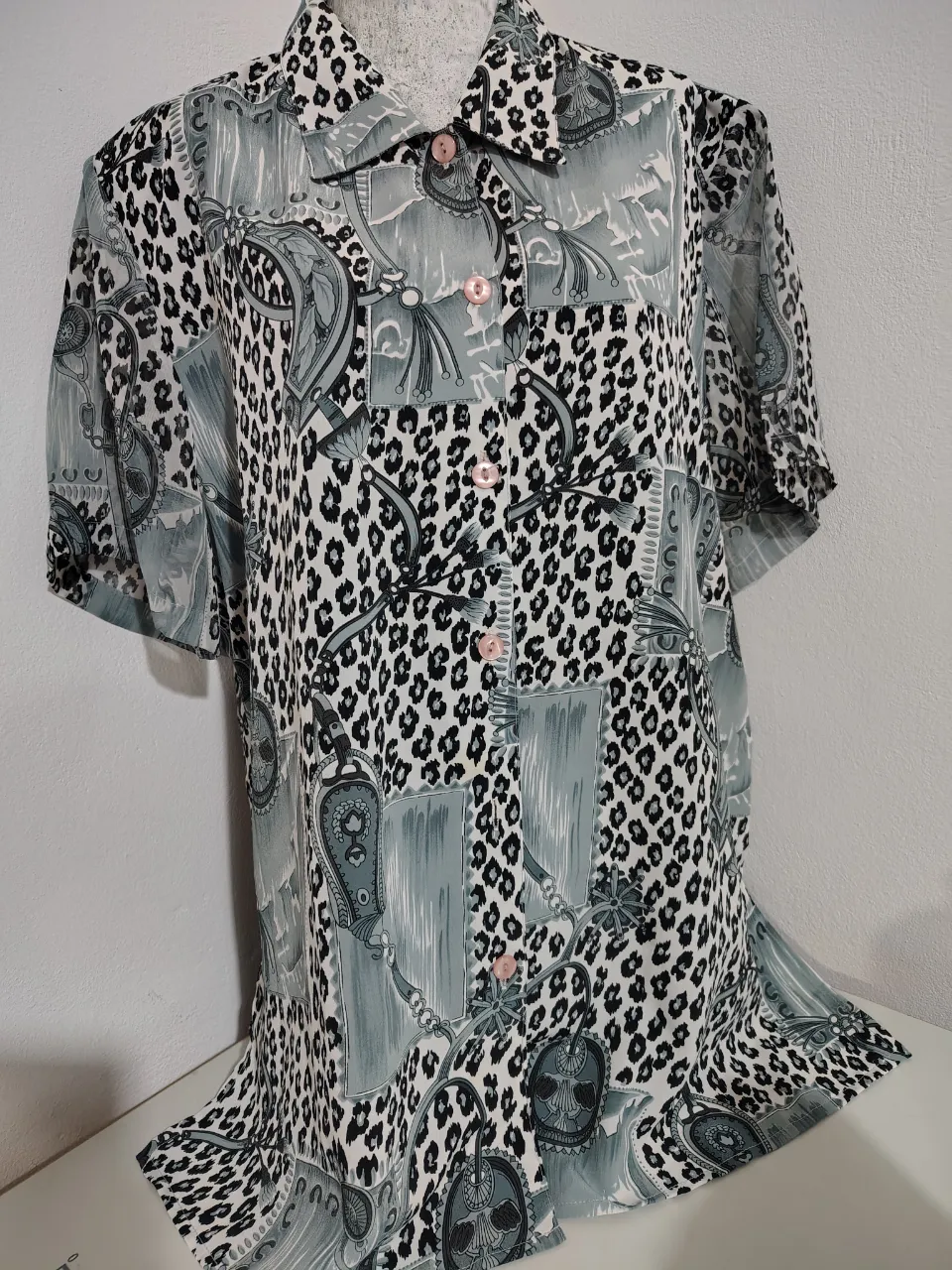 Camisa estampada con un diseño vibrante y llamativo, ideal para darle un toque único a tu look. Perfecta para combinar con jeans o pantalones lisos.