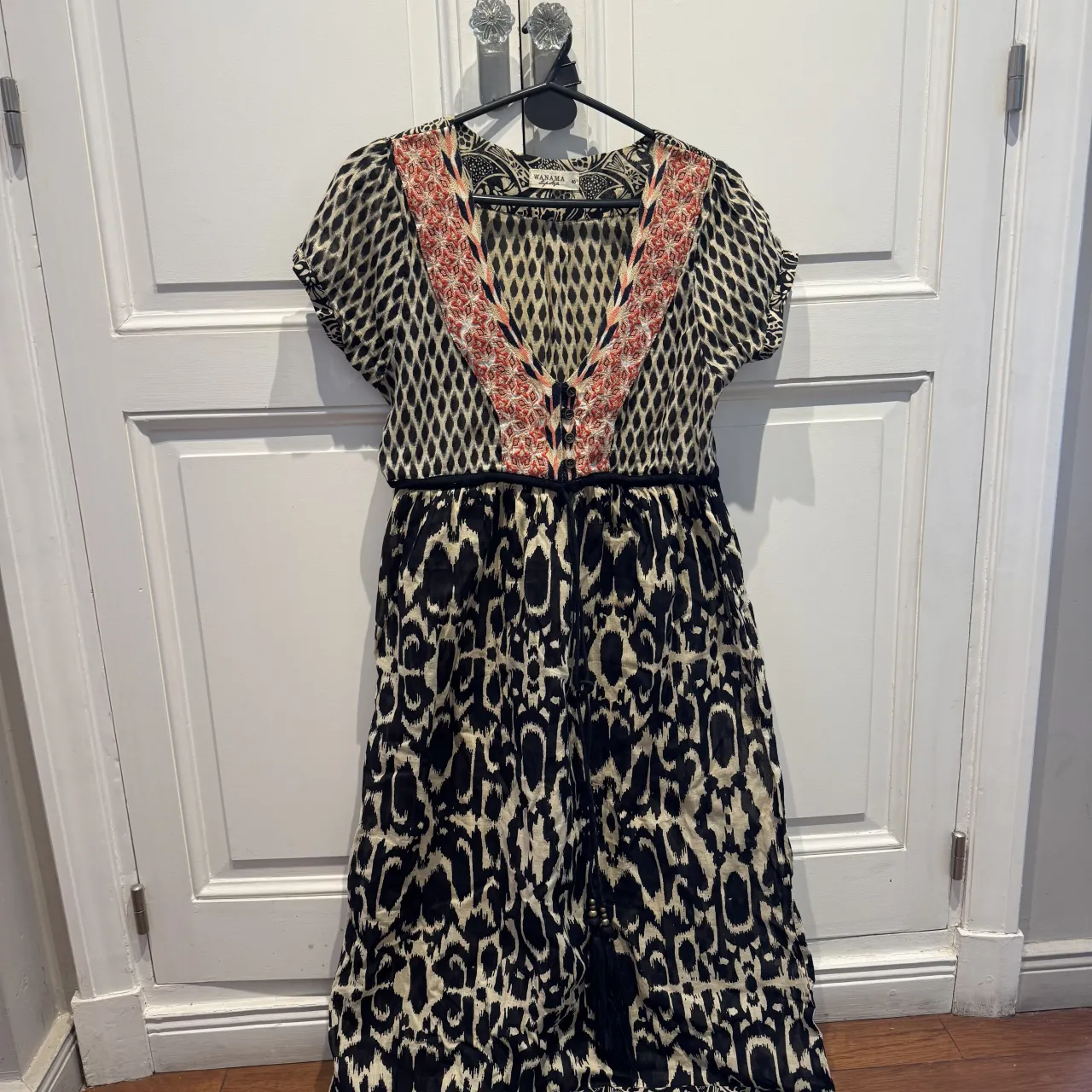 Vestido largo estampado con detalles bordados en el escote. Posee mangas cortas y un corte en la cintura que le da movimiento a la falda. Ideal para un look boho chic.