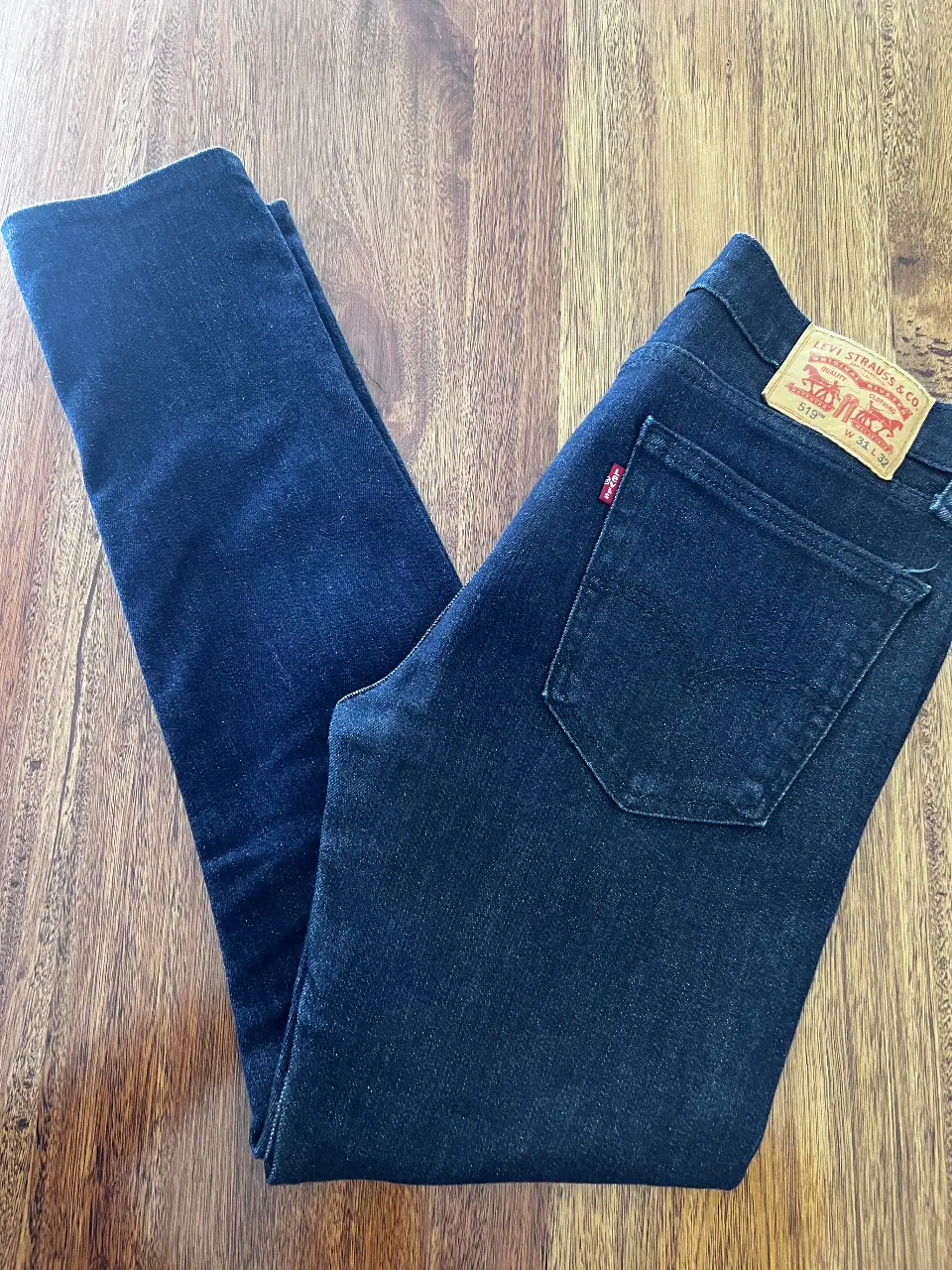 Jeans rectos de hombre, color azul oscuro, con etiqueta de la marca Levi's. Talle 32x32.