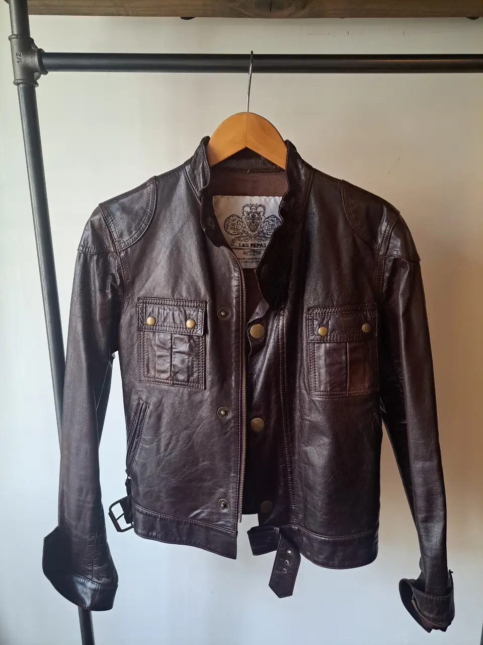 Campera de cuero marrón con detalles de hebillas y cierre. Estilo biker, ideal para un look rocker o casual.