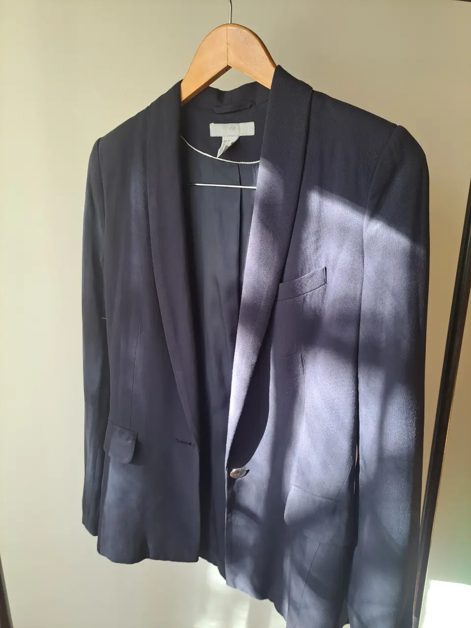 Blazer de mujer azul marino, de la marca H&M. Ideal para un look formal o de trabajo. Confeccionado en un tejido de calidad, este blazer ofrece un ajuste elegante y sofisticado. Perfecto para combinar con pantalones de vestir o faldas.