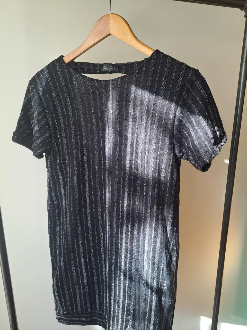Vestido mini de noche con detalles plateados, de manga corta y espalda descubierta corte V. Ideal para un look de fiesta o salida.