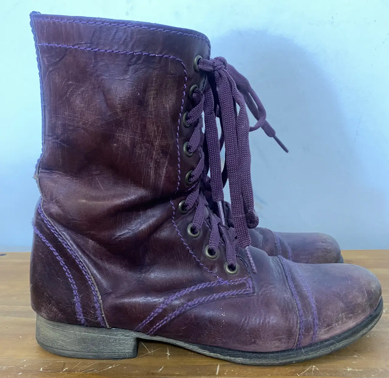 Borcegos de cuero color borgoña con cordones violetas. Marca Steve Madden. Ideales para un look rocker o casual.