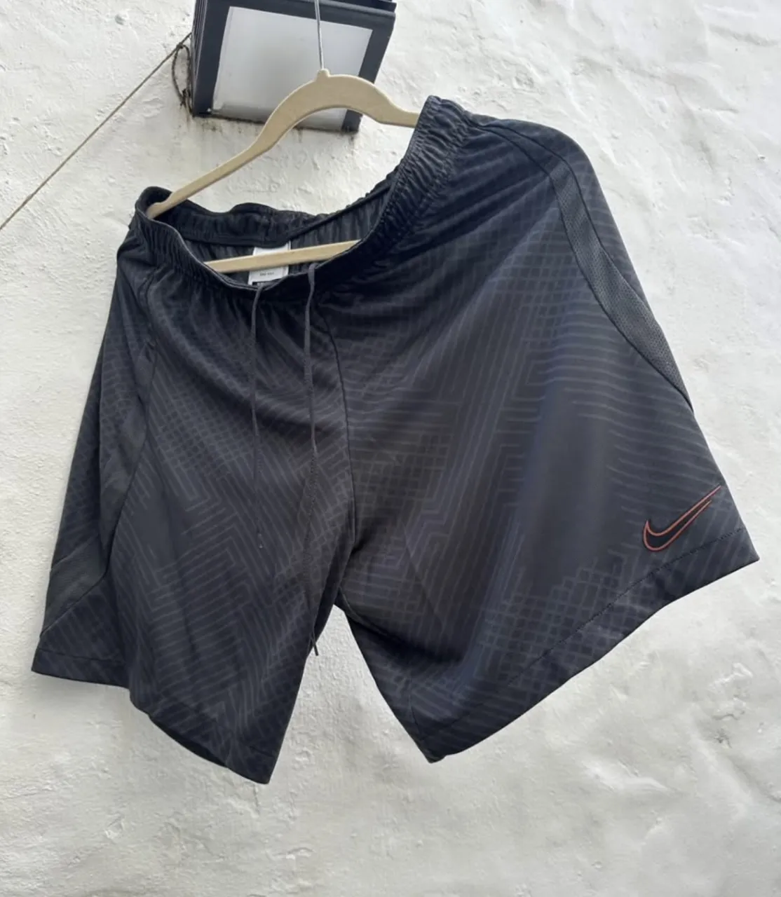 Short dri-fit Nike 
Talle M, impecable, poco uso. 
Cintura 38cm
Largo 41cm
Ancho muslo 32cm
Sin bolsillos 
Short deportivo Nike negro con logo naranja. 
Ideal para entrenamientos y actividades al aire libre. Diseño moderno y cómodo.