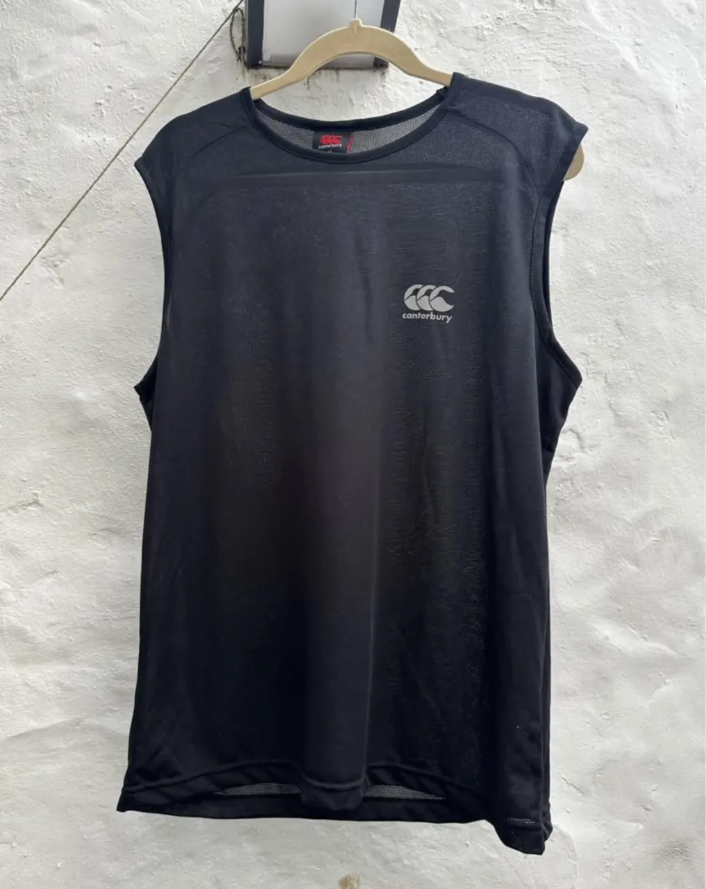 Talle M, impecable, poco uso.
Hombro- hombro 46cm
Axila- axila 55cm
Largo 71cm
Musculosa deportiva negra de hombre, con logo de Canterbury. Ideal para entrenamientos.