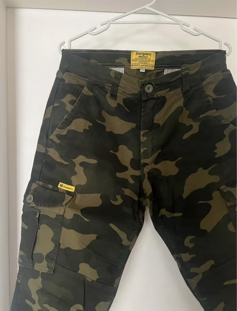 2- 3 usos
Cintura 40cm
Ancho muslo 30cm
Largo pantalón desde entrepierna 82cm
Largo desde entre pierna hasta la cintura 31cm
Ancho parte baja tobillo 17cm
Pantalon cargo Pampero camuflado, con bolsillos laterales y traseros. Talle 40, ideal para un look urbano y funcional.