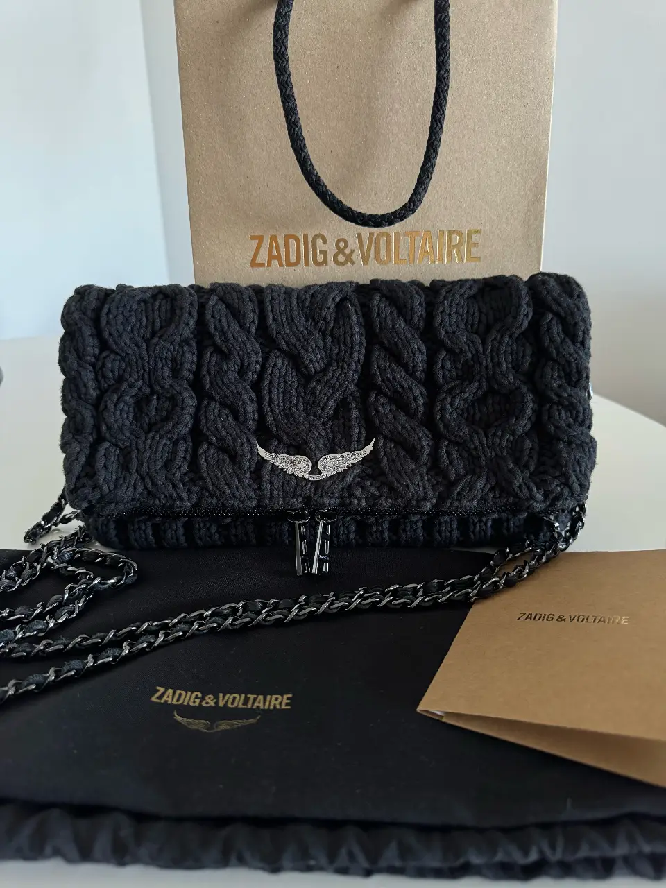 Cartera Zadig & Voltaire negra, tejida con detalles de trenzas y cadena plateada. Incluye bolsa protectora y bolsa de la marca.