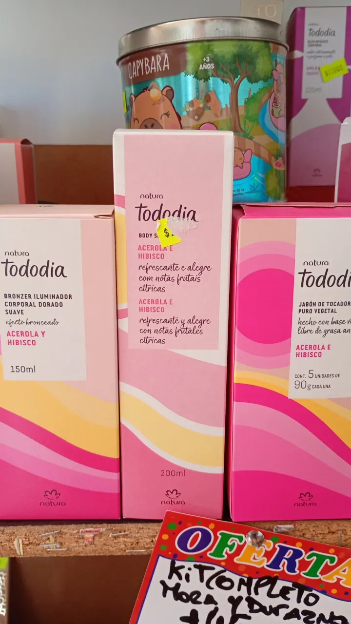 Kit de Natura Tododia con Bronzer Iluminador Corporal Dorado Suave (150ml) y Jabón en Barra Puro Vegetal (5 unidades de 90g cada una). Ambos productos son de Acerola y Hibisco, refrescantes y alegres con notas cítricas y frutales.