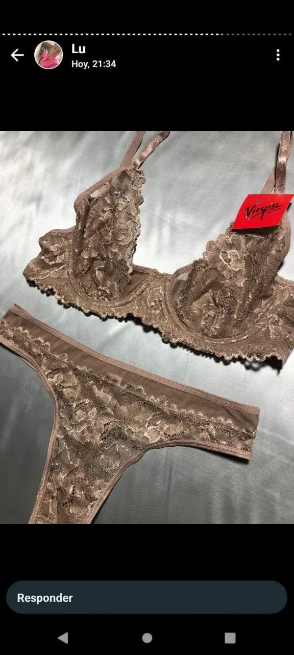 Conjunto de lencería de encaje color tiza, compuesto por corpiño y bombacha less. El corpiño tiene detalles de encaje floral en toda su estructura y tiras regulables. La bombacha less también es de encaje con detalles florales.