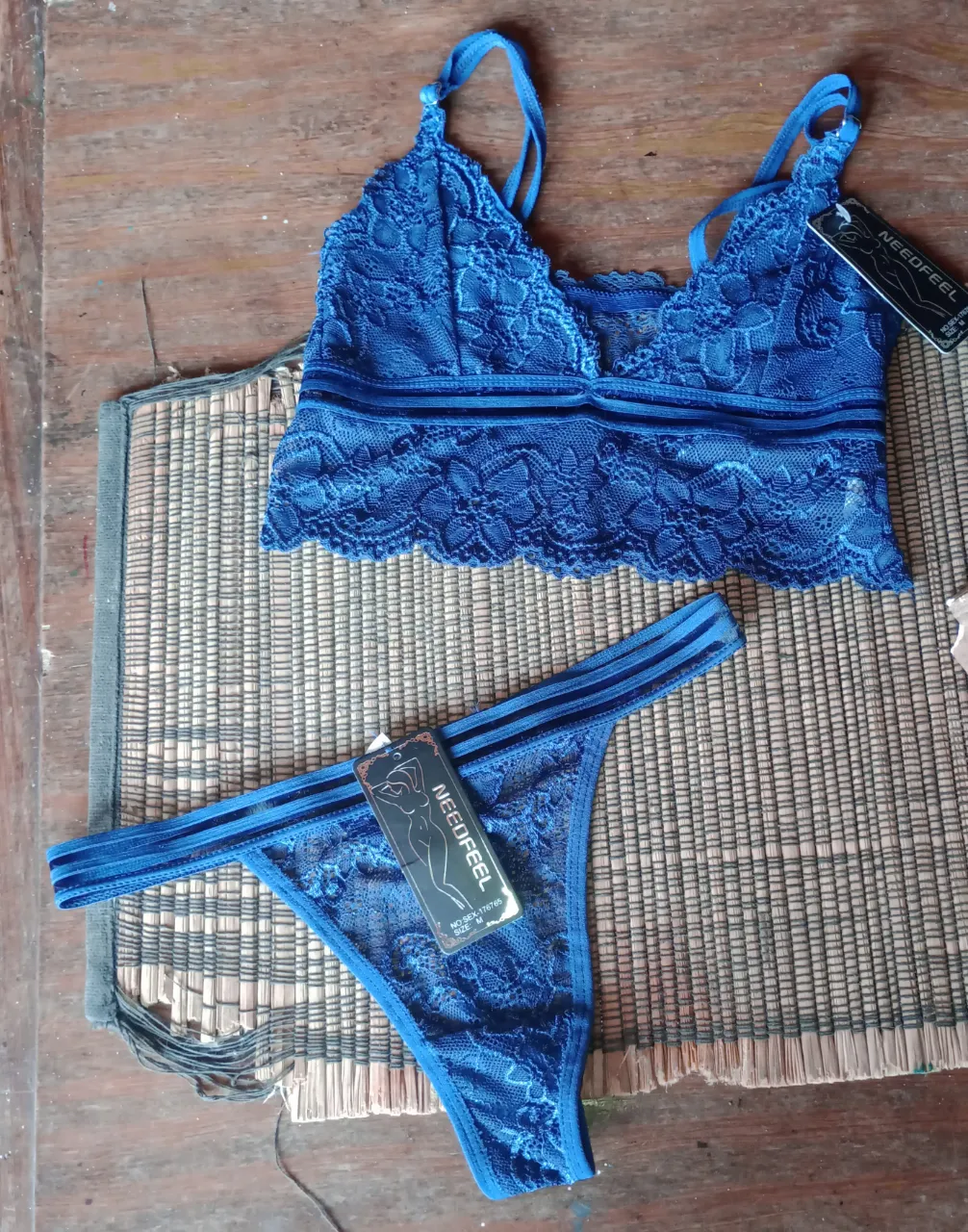 Conjunto de lencería de encaje azul vibrante, con detalles de tiras elásticas. Incluye un corpiño tipo bralette y una bombacha colaless. Ideal para sentirse sensual y cómoda.